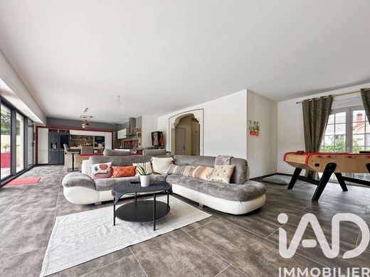 Villa in Noisy-le-Grand, Seine-Saint-Denis