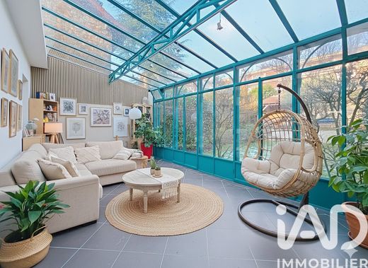 Villa in Suresnes, Hauts-de-Seine