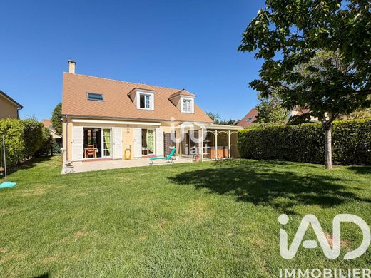 Villa in Saint-Nom-la-Bretêche, Yvelines