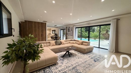 ‏וילה ב  נים, Gard