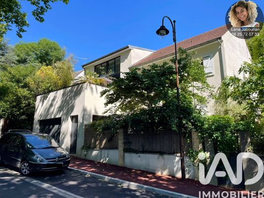 Villa in Châtenay-Malabry, Hauts-de-Seine
