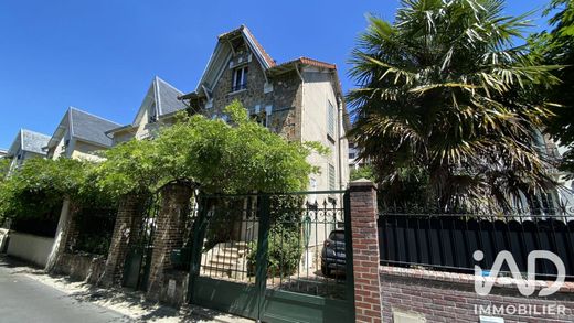 Villa in Bois-Colombes, Hauts-de-Seine
