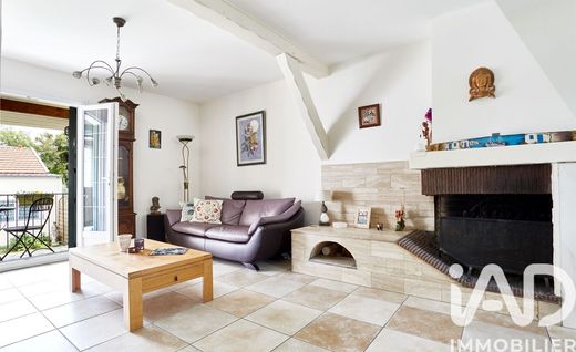 Villa in Rueil-Malmaison, Hauts-de-Seine