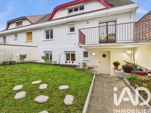 Villa in Chevilly-Larue, Val-de-Marne