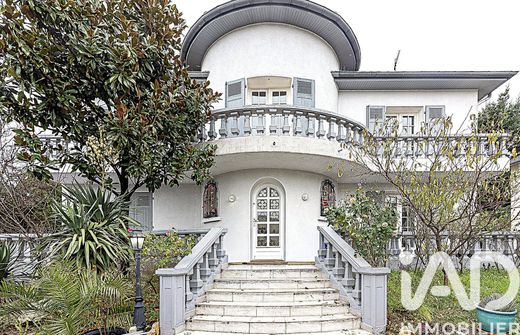 ‏וילה ב  Bron, Rhône