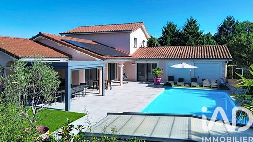 Вилла, Balbigny, Loire