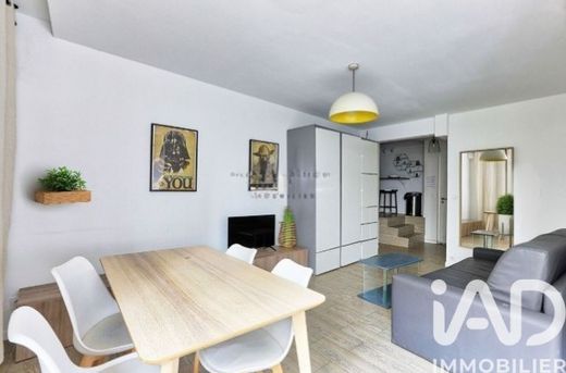 Apartment in Buttes-Chaumont, Villette, Bas Belleville, Paris