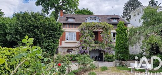 Villa in Ville-d'Avray, Hauts-de-Seine