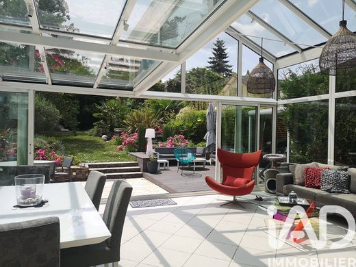 Villa in Rueil-Malmaison, Hauts-de-Seine