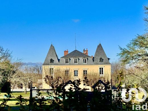 Castle in Châteauneuf-la-Forêt, Haute-Vienne