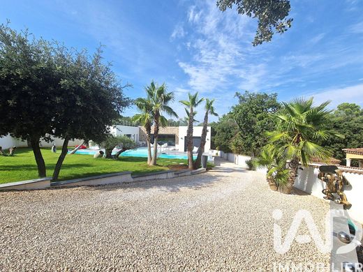 Villa in Saint-Laurent-des-Arbres, Gard