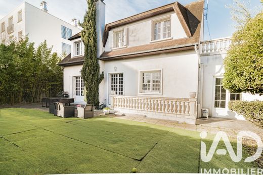 Villa in Saint-Maur-des-Fossés, Val-de-Marne