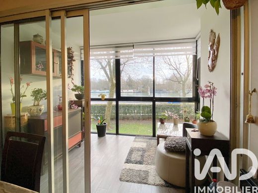 Apartment / Etagenwohnung in Suresnes, Hauts-de-Seine