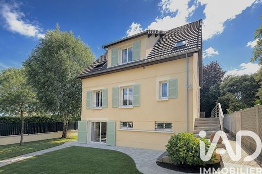 Villa in Rueil-Malmaison, Hauts-de-Seine