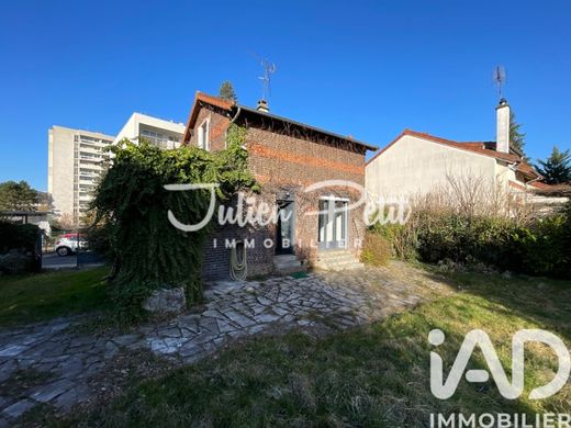 Villa in Châtenay-Malabry, Hauts-de-Seine