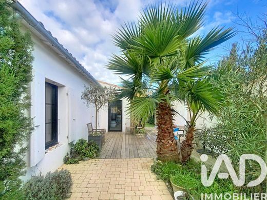 Villa in Le Bois-Plage-en-Ré, Charente-Maritime