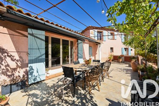 Villa in Cuges-les-Pins, Bouches-du-Rhône