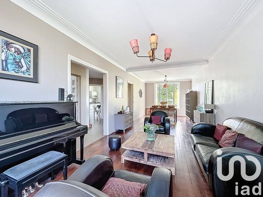 Villa in Enghien-les-Bains, Val d'Oise