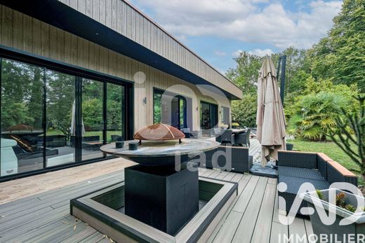 Villa in Lamorlaye, Oise