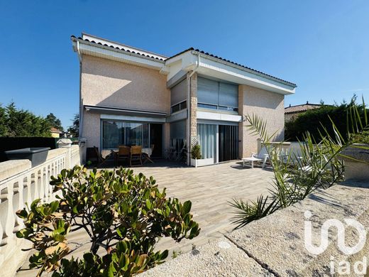 Villa en Décines-Charpieu, Ródano