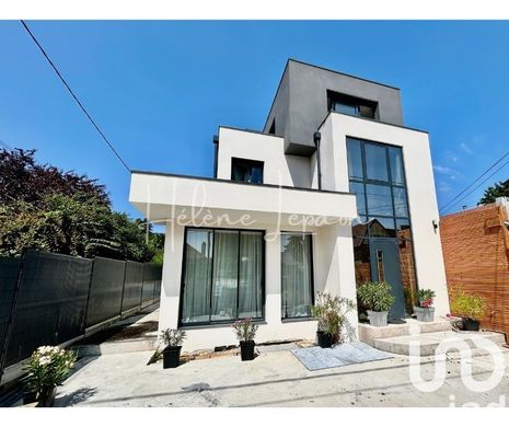 Villa in Saint-Leu-la-Forêt, Val d'Oise