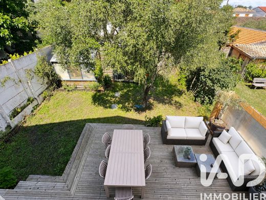 Villa in Bordeaux, Gironde