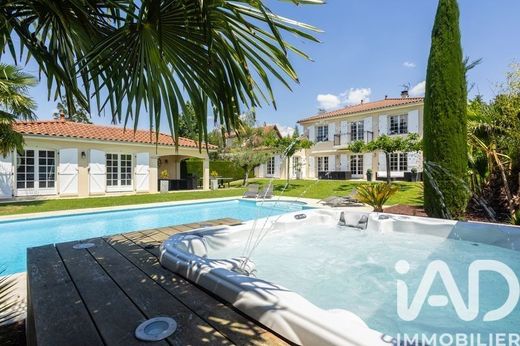 Villa in Saint-Bonnet-les-Oules, Loire