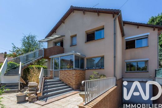 Villa in Sainte-Geneviève-des-Bois, Essonne