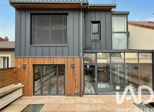 Villa in Villeurbanne, Rhône