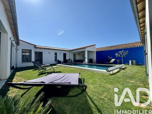 Villa in Le Bois-Plage-en-Ré, Charente-Maritime