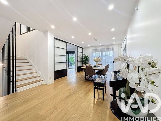 Villa in Les Pavillons-sous-Bois, Seine-Saint-Denis