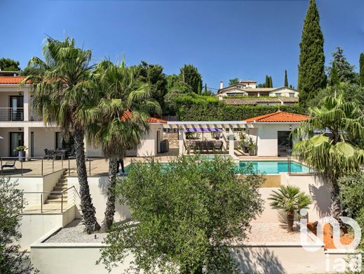 Villa in Châteauneuf-Grasse, Alpes-Maritimes
