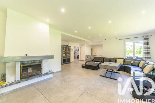 Villa in La Queue-en-Brie, Val-de-Marne