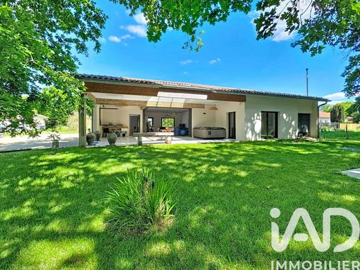 Villa in Saint-Aubin-de-Médoc, Gironde