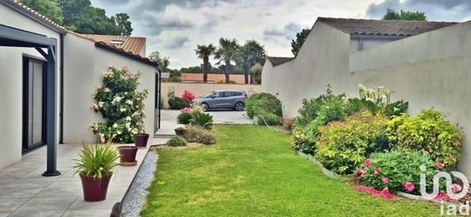 Villa in Dompierre-sur-Mer, Charente-Maritime