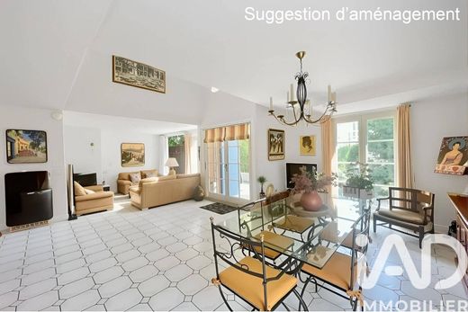 빌라 / Cergy, Val d'Oise