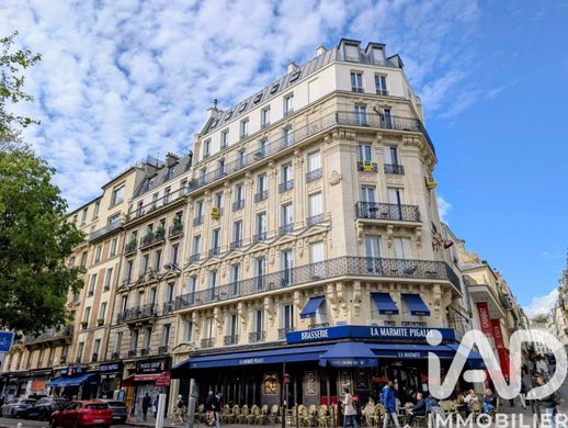Apartment in Montmartre, Abbesses, Grandes-Carrières, Paris