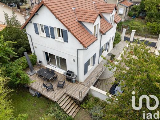 Villa in Le Mesnil-le-Roi, Yvelines