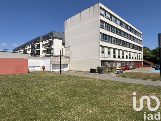 Edificio en Val-de-Reuil, Eure