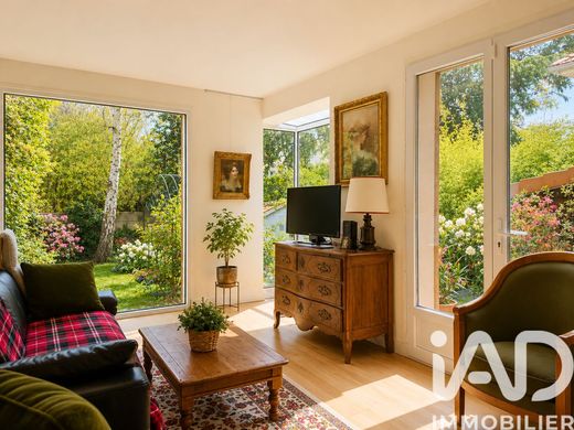 Villa in Fontenay-aux-Roses, Hauts-de-Seine