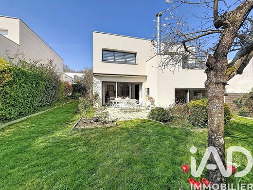 Villa in Châtenay-Malabry, Hauts-de-Seine
