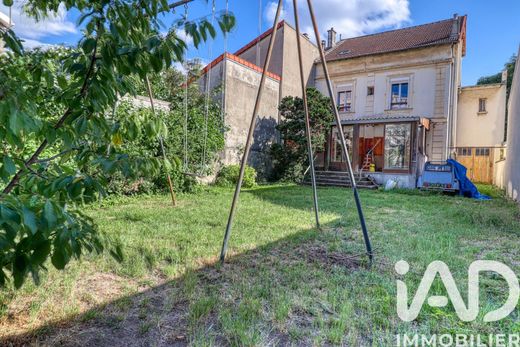 Villa in Bois-Colombes, Hauts-de-Seine