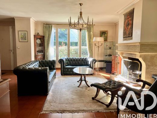 Villa in Le Mesnil-le-Roi, Yvelines