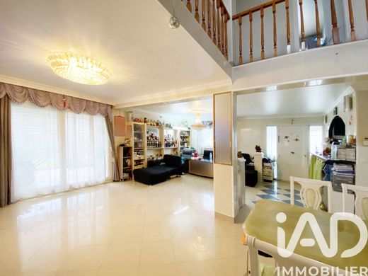 Villa in Vitry-sur-Seine, Val-de-Marne