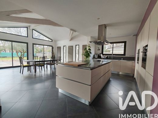 Villa in Pessac, Gironde