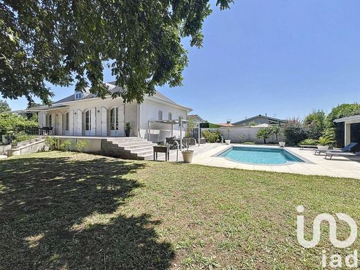 Villa in Villenave-d'Ornon, Gironde