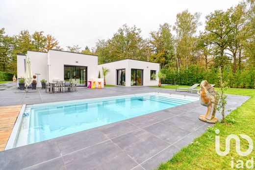 Villa in Lamorlaye, Oise