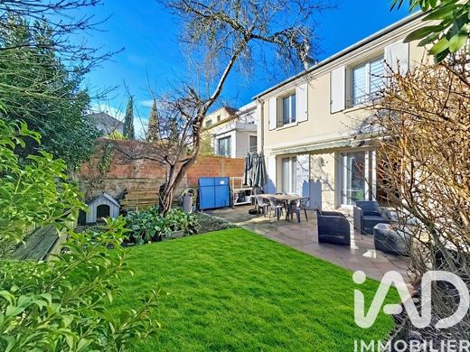 Villa in Suresnes, Hauts-de-Seine