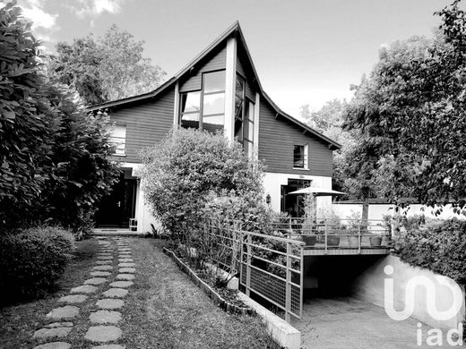 빌라 / Vaucresson, Hauts-de-Seine