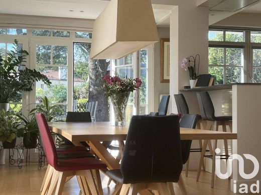 Willa w Marnes-la-Coquette, Hauts-de-Seine